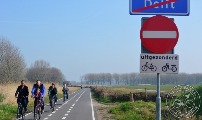 Cycling Delft rural lane one-way